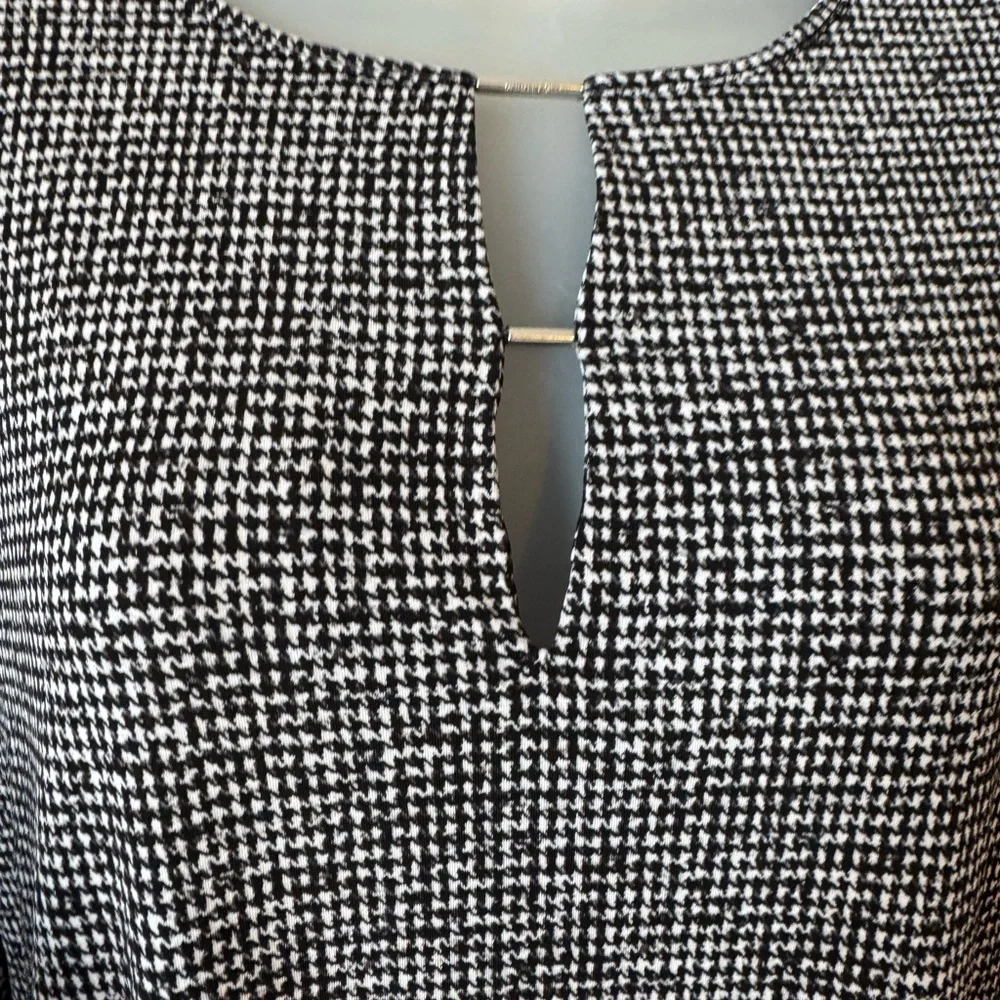 NWT  MICHEAL KORS BEAUTIFUL TOP   NECKLINE DETAIL FLUTED SLEEVES   SMALL   #G